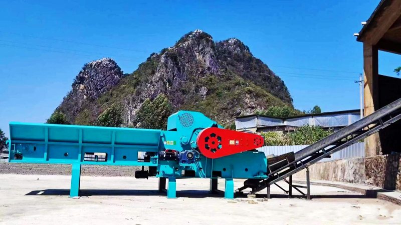 Wood comprehensive crusher
