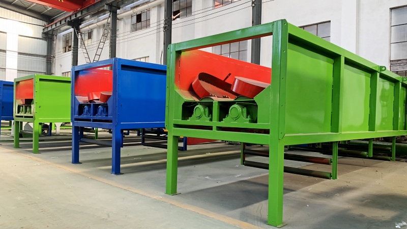 Wood peeling machine